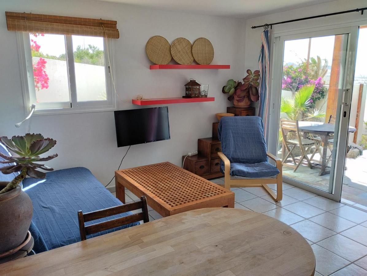 Beautiful Small Bungalow, Amazing Views And Garden Famara Exterior photo