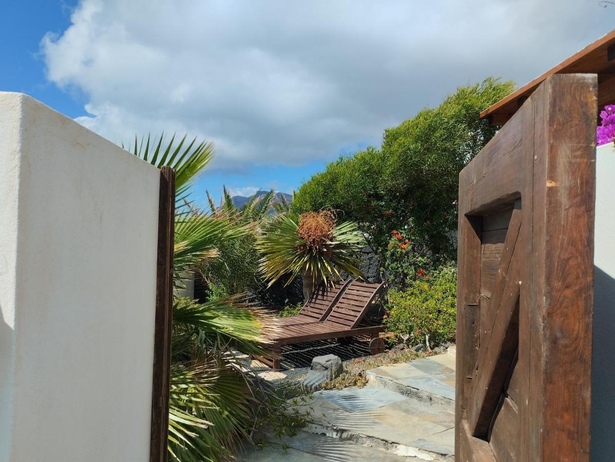 Beautiful Small Bungalow, Amazing Views And Garden Famara Exterior photo