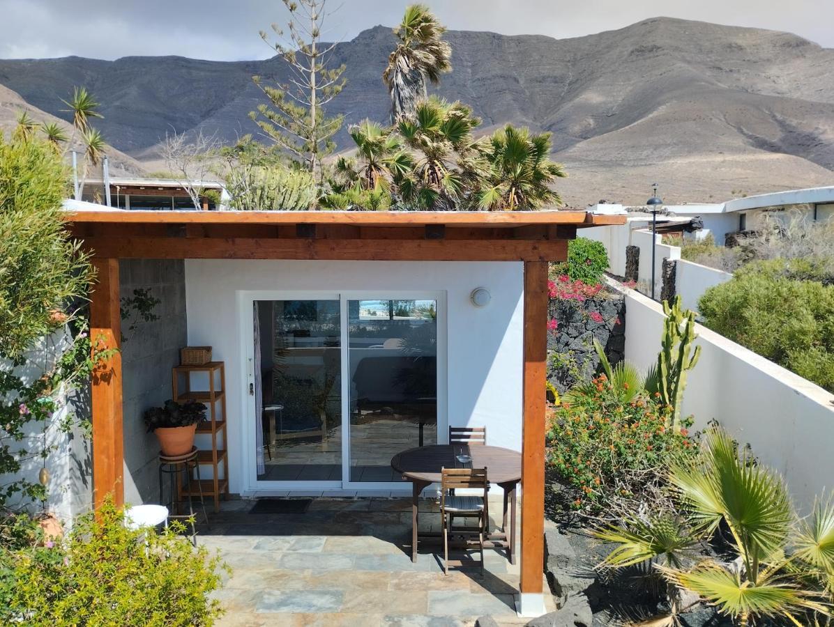 Beautiful Small Bungalow, Amazing Views And Garden Famara Exterior photo