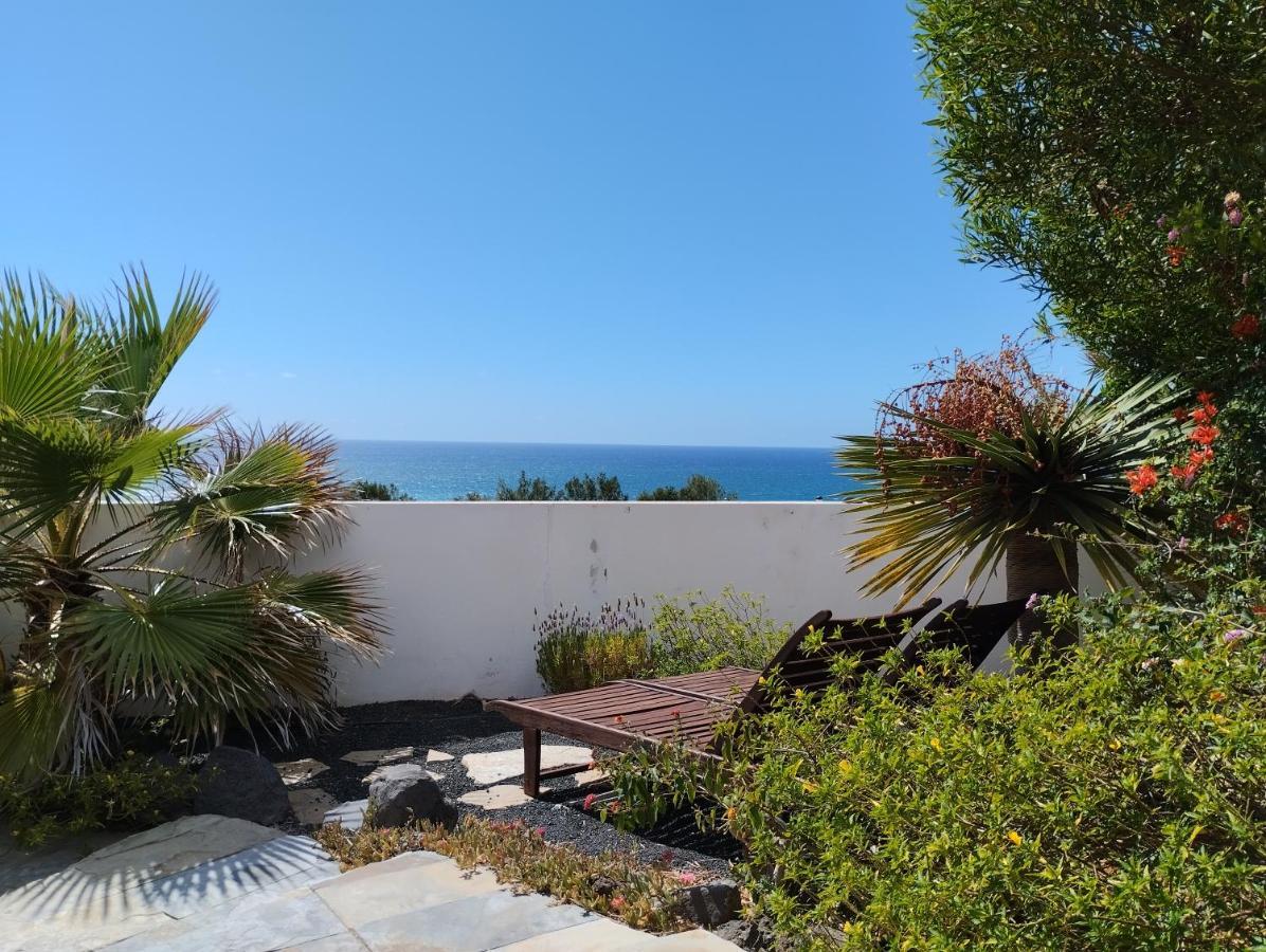 Beautiful Small Bungalow, Amazing Views And Garden Famara Exterior photo