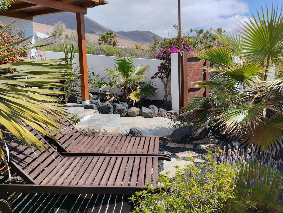 Beautiful Small Bungalow, Amazing Views And Garden Famara Exterior photo